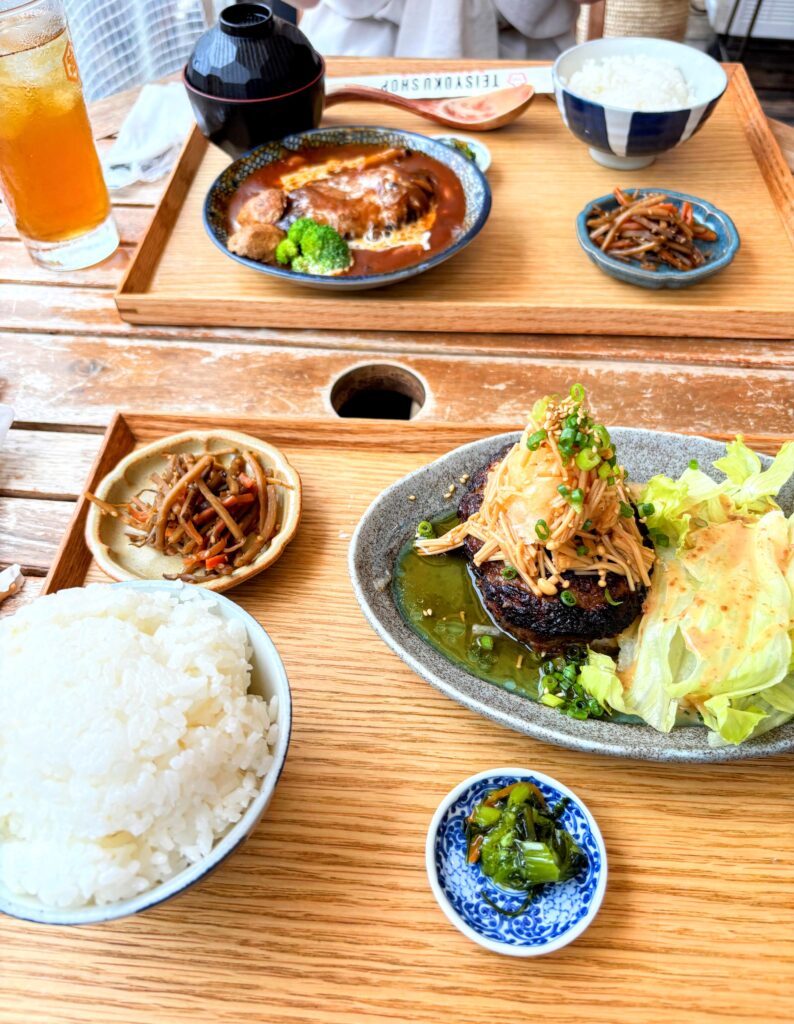 なめ茸おろしぽん酢ハンバーグと煮込みハンバーグ