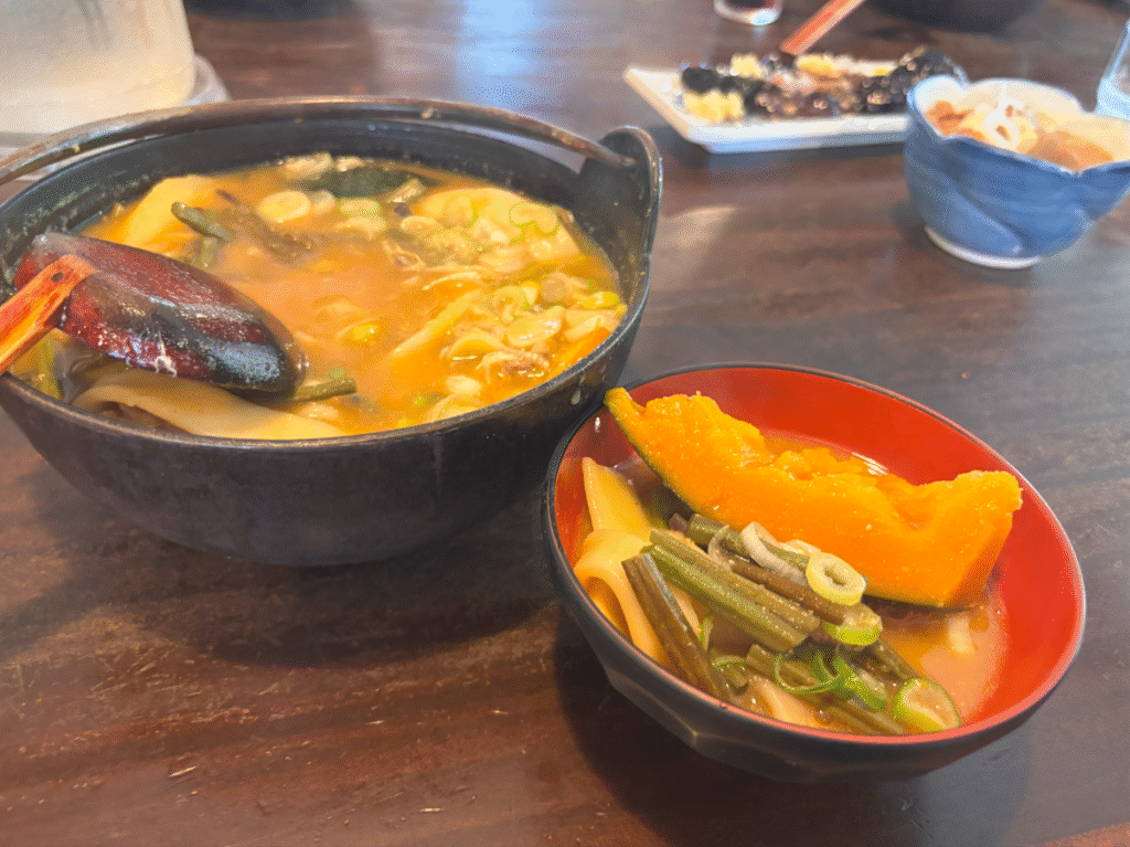 具だくさんな豚肉ほうとう